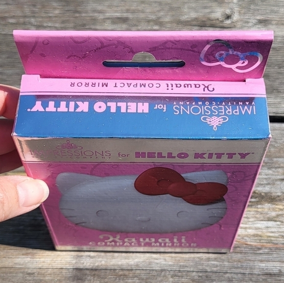 Hello Kitty Ultra Bright LED Magnifying Compact Mirror - Picture 7 of 7